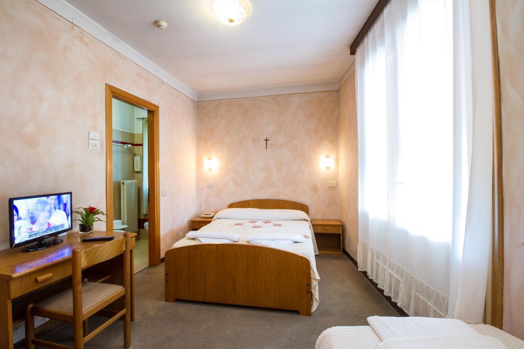 Albergo Ristorante Da Felice Loria Екстер'єр фото